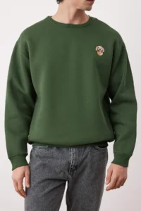 TRENDYOLMİLLA MEN Khaki Crew Neck Oversized/Wide Cut Dog Embroidery Sweatshirt with Fleece Inside - Image 3