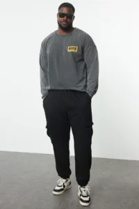 TRENDYOLMİLLA MEN Plus Size Black Oversized/Wide Cut Cargo with pocket Thick Tyre Hem Sweatpants - Image 2