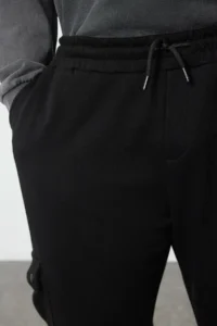 TRENDYOLMİLLA MEN Plus Size Black Oversized/Wide Cut Cargo with pocket Thick Tyre Hem Sweatpants - Image 4