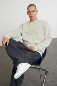 TRENDYOLMİLLA MEN Stone Oversized/Wide Cut Text Embroidered Thick Fleece Sweatshirt - Image 2