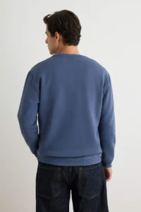 TRENDYOLMİLLA MEN Indigo Rahat Cut Basic Crew Neck Sweatshirt - Image 4