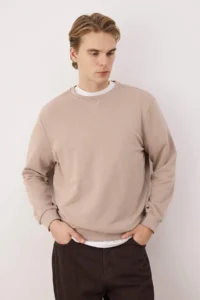 TRENDYOLMİLLA MEN Beige Rahat Cut Basic Crew Neck Sweatshirt - Image 2