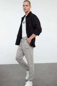 TRENDYOLMİLLA MEN Gray Regular Fit Printed Piped Tyre Hem Sweatpants - Image 3