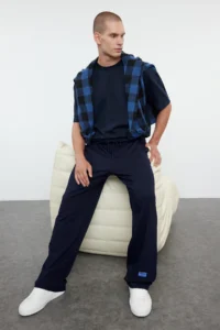 TRENDYOLMİLLA MEN NAVY BLUE Oversized/Comfortable Cut Tire Waisted Sweatpants with Label - Image 2