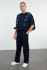 TRENDYOLMİLLA MEN NAVY BLUE Oversized/Comfortable Cut Tire Waisted Sweatpants with Label - Image 3