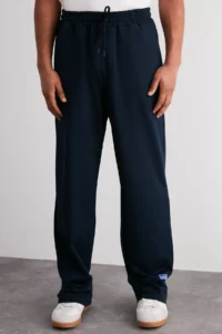 TRENDYOLMİLLA MEN NAVY BLUE Oversized/Comfortable Cut Tire Waisted Sweatpants with Label - Image 9