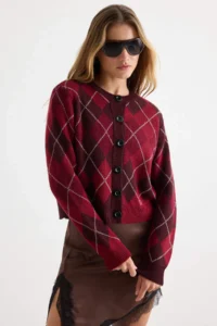 TRENDYOLMİLLA Plum Crew Neck Baklava/Plaid Patterned Crop Knitwear Cardigan - Image 2