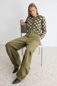 TRENDYOLMİLLA Khaki Baklava/Plaid Patterned Crew Neck Crop Knitwear Cardigan - Image 2