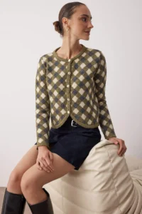 TRENDYOLMİLLA Khaki Baklava/Plaid Patterned Crew Neck Crop Knitwear Cardigan - Image 5