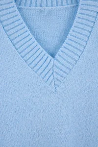 TRENDYOLMİLLA Wardrobe Essentials BLUE Soft textured V-neck Knitwear Sweater - Image 6