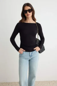 TRENDYOLMİLLA Black Fitted Low-cut back Boat Neck Knitting Soft Blouse
