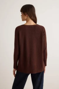 TRENDYOLMİLLA Brown More Sustainable Basic V-neck Thin Oversized Knitwear Sweater - Image 4