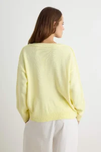 TRENDYOLMİLLA Yellow Basic Soft textured V-neck Knitwear Sweater - Image 4