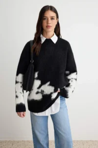 TRENDYOLMİLLA Black Flower embroidered Thick Oversized Knitwear Sweater - Image 3