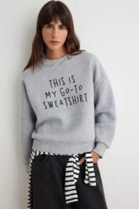 TRENDYOLMİLLA Gray Melange Thick Slogan Printed Oversized Knitting Sweatshirt with Fleece Inside - Image 2